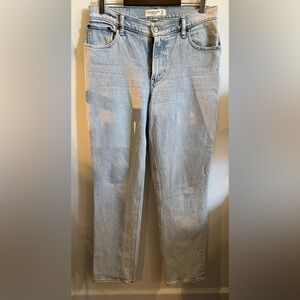 Abercrombie and Fitch “The 90’s Straight Low Rise” in size 6R/28, light wash